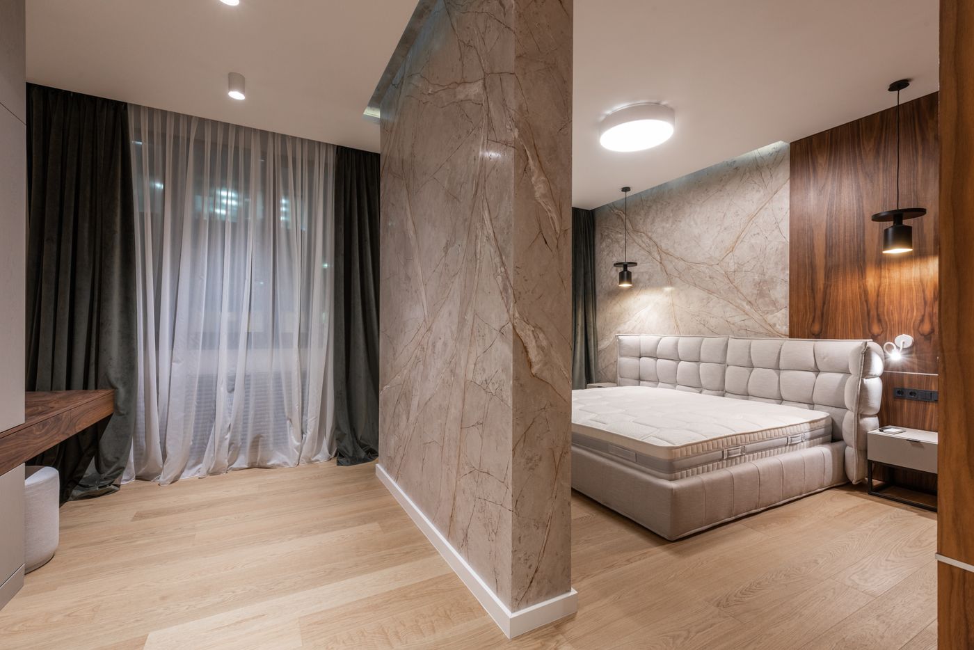 Baño reformado con ducha de obra y alicatado claro