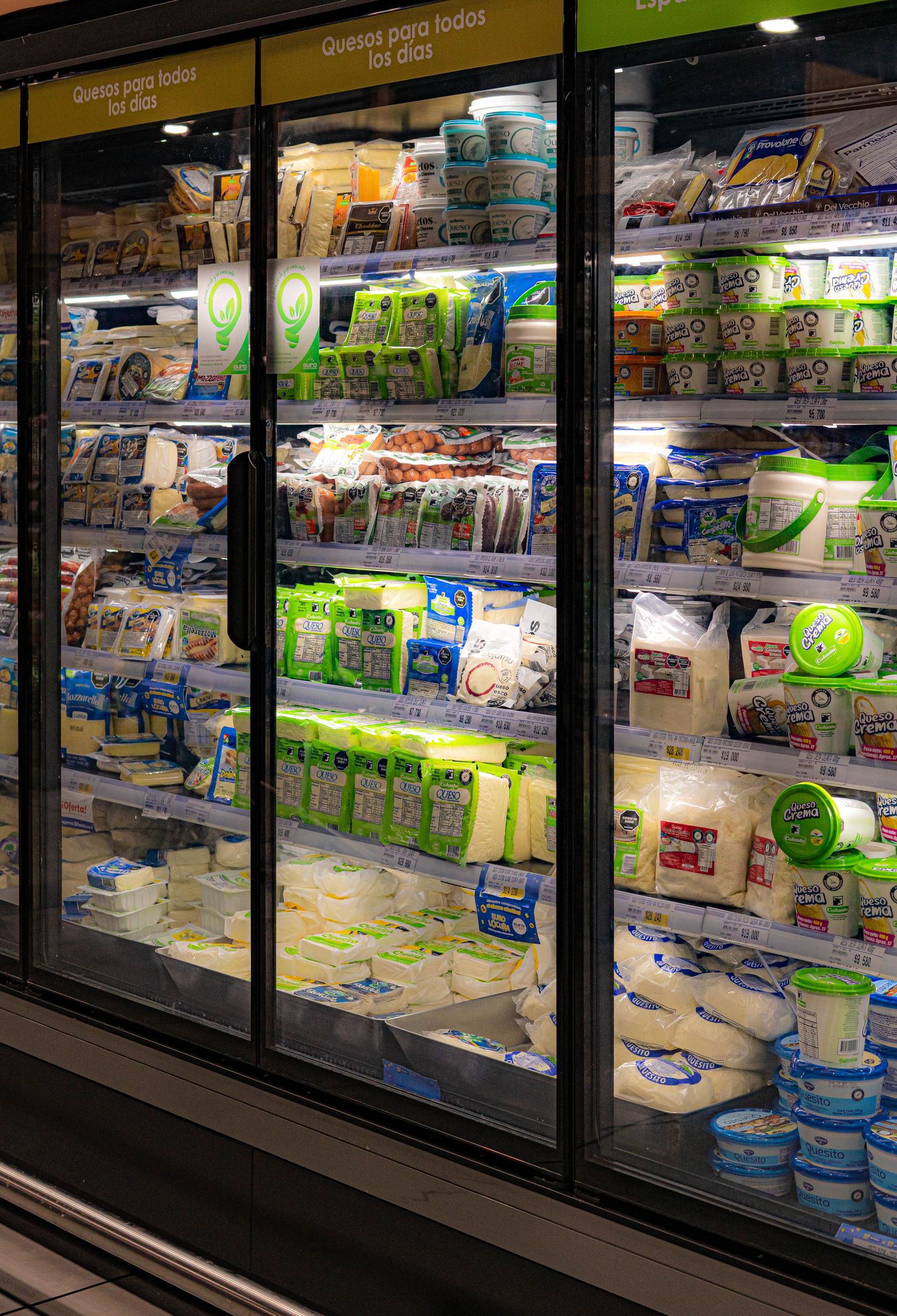 Estantería de supermercado con envases de detergente