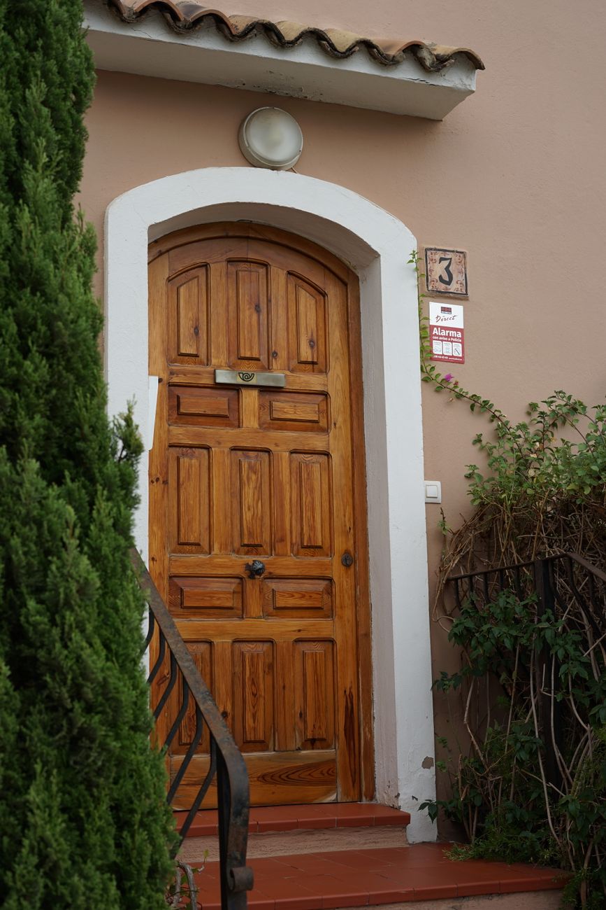 Recibidor con mueble bajo y espejo