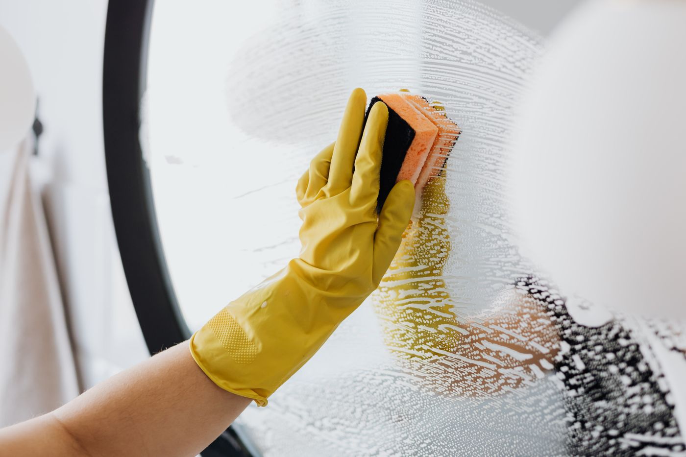 Herramientas de bricolaje ordenadas sobre una mesa de trabajo