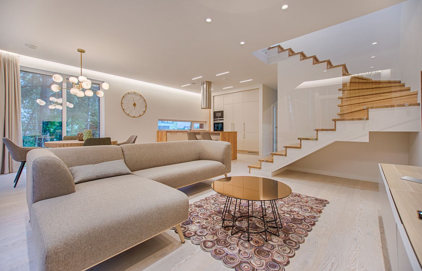 Salón con sofá, luz natural y estantería de madera